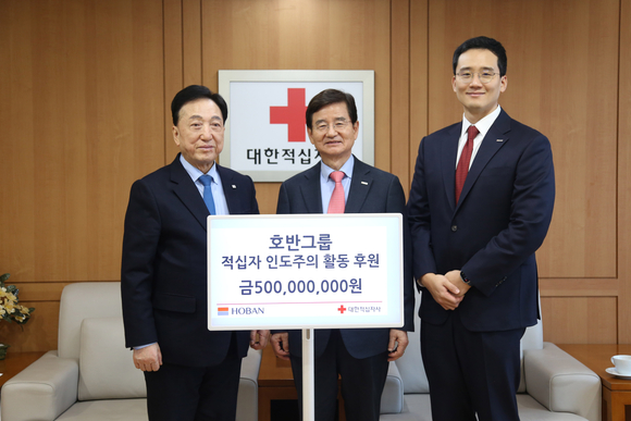▲(왼쪽부터) 김철수 대한적십자사 회장, 김선규 호반그룹 회장, 김대현 호반그룹 기획총괄사장이 지난 20일 기부금 전달식에서 기념촬영을 하고 있다. / 사진=호반그룹 호반그룹, 대한적십자사에 5억 원 기부