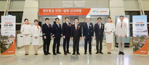 ▲김이배 제주항공 대표(오른쪽 다섯 번째)와 관계자들이 지난 20일 인천국제공항에서 진행된 인천-베트남 달랏 신규취항식에서 승무원들과 기념촬영을 하고 있다. / 사진=제주항공 제주항공, 인천-베트남 달랏 주 7회 운항