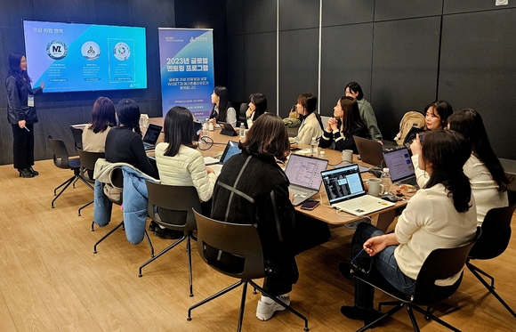 ▲지난 8일 메가존클라우드에서 열린 ‘2023 글로벌 멘토링 프로그램’에서 메가존클라우드 재직자가 참여 학생들에게 클라우드 산업 영역에서 필요한 핵심 역량을 설명하고 있다. / 사진=메가존클라우드 메가존클라우드, WISET과 ‘글로벌 멘토링’…수료생 15명 배출