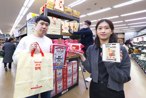 ▲LG유플러스 직원과 노브랜드 직원이 노브랜드 매장에서 무너크루 컬래버 제품 3종을 소개하고 있다. / 사진=LG유플러스 LG유플러스 ‘무너크루’, 유통업체 ‘노브랜드’와 손잡고 MZ세대 캐릭터 경험 확대