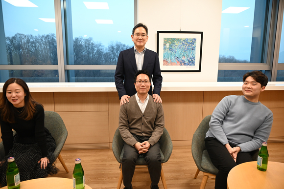 ▲10일 서울 우면동 삼성리서치를 방문한 이재용 삼성전자 회장이 연구원들과 간담회를 가진 뒤 기념 사진을 촬영하고 있다. / 사진=삼성전자 이재용 회장, 새해 첫 행보는 6G 개발 현황 점검