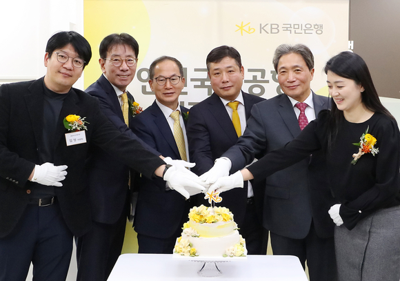 ▲이재근 KB국민은행장(왼쪽 두 번째), 양종희 KB금융그룹 회장(세 번째), 이학재 인천국제공항공사장(다섯 번째)이 16일 KB국민은행 인천국제공항지점 개점식에서 케이크 커팅을 하고 있다. / 사진=KB금융지주 KB국민은행, 인천국제공항 영업점·환전소 영업 개시