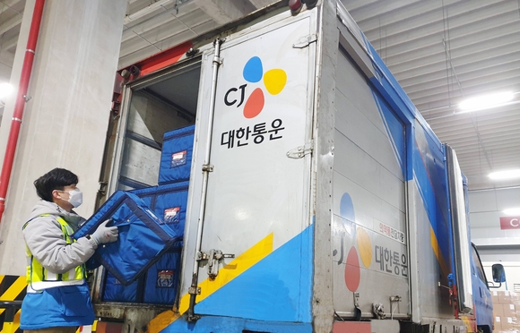 ▲의약품이 담긴 특수 컨테이너가 CJ대한통운 의약품전담차량에 실리고 있다. / 사진=CJ대한통운 CJ대한통운, JW중외제약 물류 수주…‘의약품의 쌀’ 수액 전국 배송