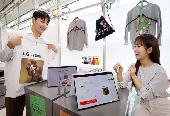 ▲LG전자가 서울 영등포구 양평동에 위치한 Z세대 체험공간 '그라운드220'에서 2월 4일까지 LG 그램 프로 체험공간을 운영한다. 방문객은 LG 그램 프로로 만든 AI 이미지를 프린팅한 나만의 티셔츠를 받을 수 있다. / 사진=LG전자 LG전자, LG그램 프로 AI 성능 체험공간 마련