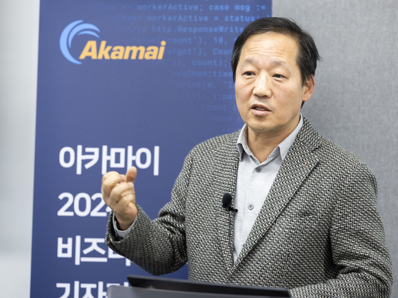 ▲이경준 아카마이코리아 대표가 23일 '2024 비즈니스 모멘텀 기자간담회'에서 발표하고 있다. / 사진=아카마이 아카마이, 클라우드 미래 겨냥한 신략 전략 발표…여러 업계에서 맞춤형 전략 펼친다