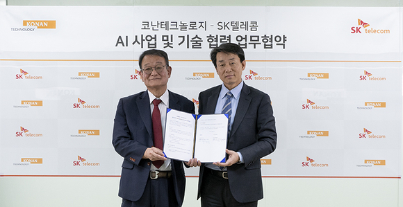 ▲김영섬 코난테크놀로지 대표(왼쪽)와 김경덕 SK텔레콤 부사장이 지난 22일 코난테크놀로지 서초동 본사에서 ‘AI 사업 및 기술 협력 업무협약’을 체결한 뒤 기념촬영을 하고 있다. / 사진=코난테크놀로지 코난테크놀로지, SK텔레콤과 AI 업무협약 체결