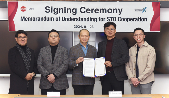▲(왼쪽부터) 김종인 한국금거래소 총괄사장, 박정재 아이티센 대표, TAM Pak Yin Philip 그린엑스 CEO, 강진모 아이티센그룹 총괄회장, LOKE Sebastian Mun Foo 그린엑스 사업개발부문 부사장이 업무협약을 체결한 뒤 기념촬영을 하고 있다. / 사진=아이티센 아이티센, 말레이시아 토큰증권 거래소 ‘그린엑스’와 맞손