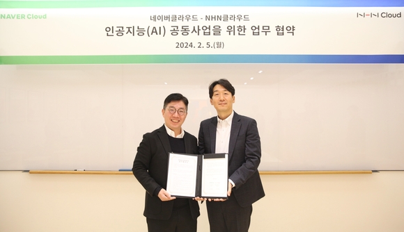 ▲김동훈 NHN클라우드 대표(오른쪽)와 김유원 네이버클라우드 대표가 협약식에서 기념촬영을 하고 있다. / 사진=NHN클라우드 NHN클라우드-네이버클라우드, AI 공동사업 나선다