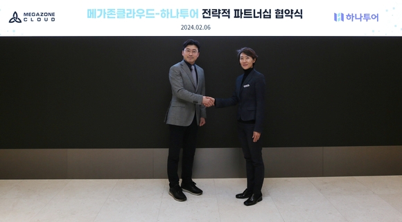 ▲이주완 메가존클라우드 대표(왼쪽)와 송미선 하나투어 대표가 6일 파트너십을 체결하고 기념촬영을 하고 있다. / 사진=메가존클라우드 메가존클라우드-하나투어, 전략적 파트너십 체결