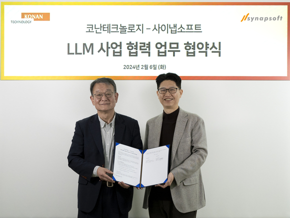 ▲김영섬 코난테크놀로지 대표(왼쪽)와 전경헌 사이냅소프트 대표가 6일 코난테크놀로지 본사에서 'LLM 사업 협력 MOU'를 체결한 뒤, 기념촬영을 하고 있다. / 사진=코난테크놀로지 코난테크놀로지, 사이냅소프트와 LLM 업무협약 체결