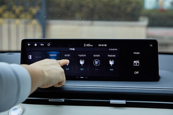 ▲카투홈(Car-To-Home) 기능으로 차량에서 세대의 IoT를 제어하는 모습 / 사진=현대오토에버 현대오토에버 스마트홈 플랫폼, 누적 적용 10만 세대 달성