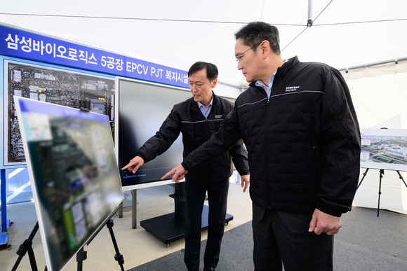 ▲16일 삼성바이오로직스 인천사업장을 찾은 이재용 회장이 5공장 건설 현장에서 관계자 브리핑을 듣고 있다. / 사진=삼성 이재용 회장, 최대 실적 낸 삼성바이오로직스 찾아 ‘한계 돌파’ 강조