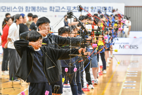 ▲현대모비스가 지난해 12월 충남 천안에 위치한 남서울대학교에서 학교 스포츠클럽 양궁대회를 개최했다. 대회에 참가한 학생들이 활시위를 당기고 있다. / 사진=현대모비스