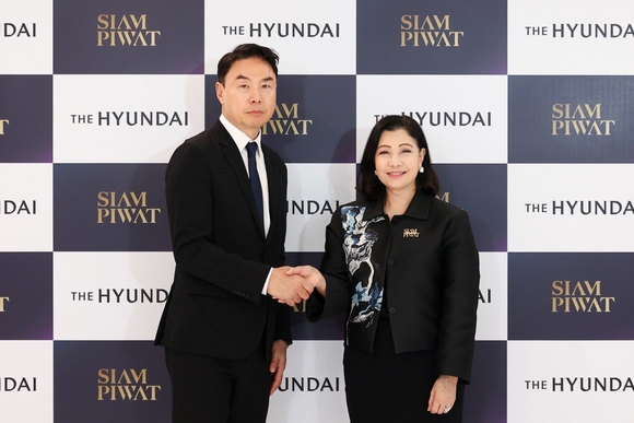 ▲정지영 현대백화점 사장(왼쪽)과 차다팁 추투라쿨 시암 피왓 그룹 총괄 CEO가 20일 태국 방콕 시암 피왓 빌딩에서 업무체결 후 기념촬영을 하고 있다. / 사진=현대백화점 현대백화점, ‘더현대 서울’ 성공 DNA 해외 수출한다
