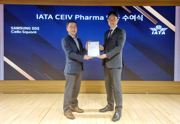 ▲오구일 삼성SDS 물류사업부장(왼쪽)과 김백재 IATA 한국지사장이 판교캠퍼스에서 진행된 수여식에서 기념촬영을 하고 있다. / 사진=삼성SDS 삼성SDS, 글로벌 의약품 물류 항공운송 인증 획득