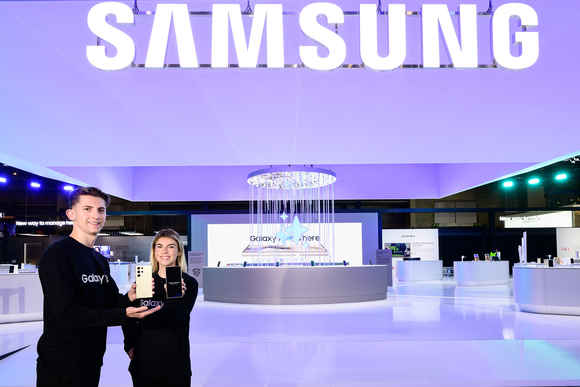 ▲삼성전자는 MWC 2024가 개최되는 피라 그란 비아 제3전시관에 1745㎡(528평) 크기의 대규모 갤럭시 전시 부스를 마련했다. 삼성전자 전시부스에서 삼성전자 모델들이 전시 부스를 소개하고 있다. / 사진=삼성전자 삼성전자, MWC24에서 ‘갤럭시 링’ 최초 전시
