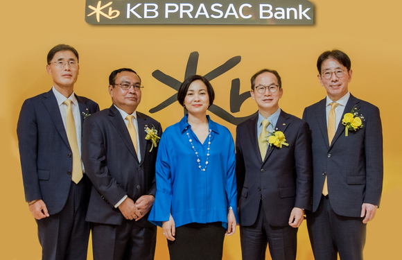 ▲지난 23일 캄보디아 프놈펜 소피텔 호텔에서 개최된 KB프라삭은행 그랜드 오프닝 행사에서 찌아 세레이 캄보디아 중앙은행 총재(오른쪽 세 번째), 양종희 KB금융그룹 회장(두 번째), 이재근 KB국민은행장(첫 번째), 옴쌈은 KB프라삭은행장(네 번째), 김현종 KB프라삭은행 부행장(다섯 번째)이 기념사진 촬영을 하고 있다. / 사진=KB국민은행 캄보디아 통합 상업은행 ‘KB프라삭은행’ 출범