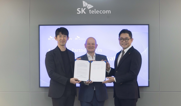 ▲(왼쪽부터)이종민 SK텔레콤 미래R&D 담당, 데이빗 크레이그 아이소톱 사장, 서상혁 SK엔무브 e-Fluids B2B사업실장이 업무협약 후 기념촬영을 하고 있다. / 사진=SK텔레콤 SK텔레콤, 차세대 AI DC 액체냉각 기술 개발 위한 파트너십 체결