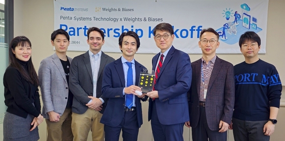 ▲조기웅 펜타시스템테크놀러지 부사장(왼쪽 다섯 번째)과 아키라 시바타 Weights & Biases 일본/한국 지사장(네 번째) 등 두 회사 관계자들이 28일 공식 파트너 체결식에서 기념촬영을 하고 있다. / 사진=펜타시스템테크놀러지 펜타시스템, AI 데이터 분석분야로 빅데이터 사업 확대
