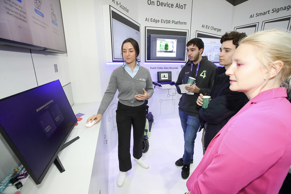▲스페인 바르셀로나 MWC 2024 전시장에 마련된 KT와 나스미디어의 ‘AI 문맥 맞춤 광고 서비스’ 부스 / 사진=KT KT-나스미디어, ‘MWC 2024’서 초거대 AI 기반 문맥 맞춤 광고 서비스 공개