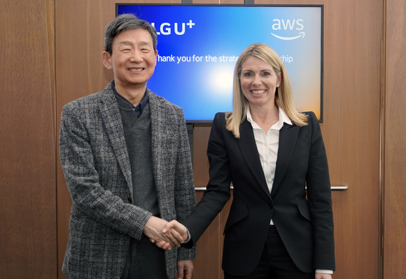 ▲황현식 LG유플러스 대표와 캐서린 렌츠 AWS 산업부문 부사장이 지난달 27일 스페인 바르셀로나에서 열린 협약식에서 기념촬영을 하고 있다. / 사진=LG유플러스 LG유플러스, AWS와 AI 활용 극대화 협력 강화