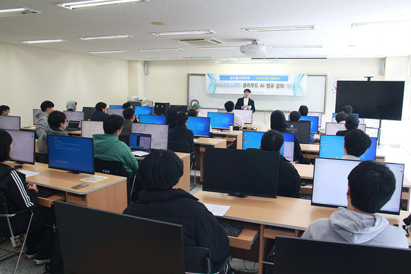 ▲한국폴리텍대학 부산캠퍼스 소프트웨어융합과 학생들이 마이크로소프트 클라우드 AI 교육을 받고 있다. / 사진=한국폴리텍대학 한국폴리텍대학 부산캠퍼스, ‘MS 클라우드 AI’ 정규과목 개설