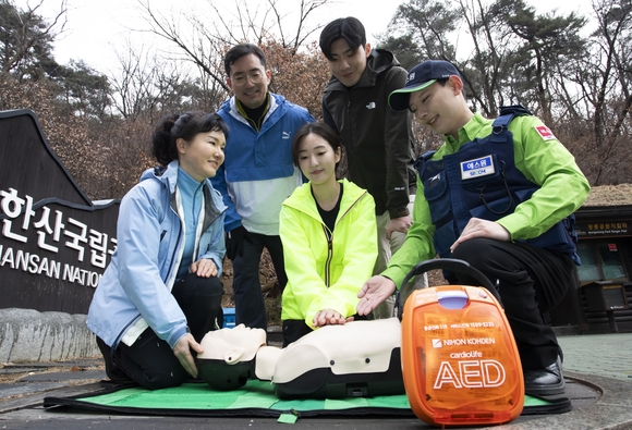 ▲에스원 임직원이 공원 관계자에게 AED 사용법을 안내하고 있다. / 사진=에스원 에스원, 의무화 대상 확대 속 AED 판매 불티
