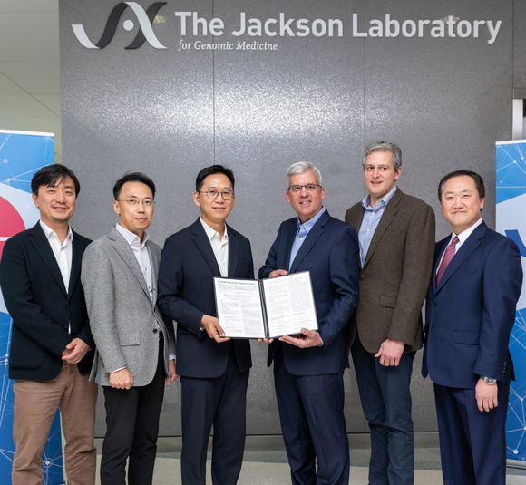 ▲LG AI연구원과 잭슨랩은 질병을 예측하고 신약과 치료제 개발에 활용할 AI 공동 연구개발에 나서기로 했다. (왼쪽부터) LG AI연구원의 박용민 헬스케어 사업 담당, 이화영 사업개발 유닛장, 배경훈 원장, 잭슨랩의 론 카돈 CEO, 폴 플리첵 CDO, 찰스 리 유전체 의학 연구소장) / 사진=잭슨랩 LG, ‘알츠하이머’ 비밀 풀어낼 AI 만든다
