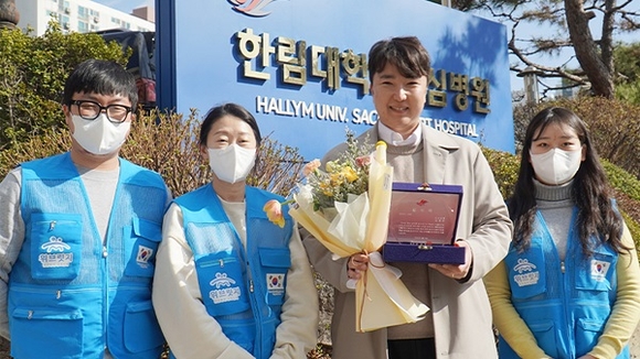 ▲NGO 위브릿지 직원들과 김정규 대표이사의 기념사진 촬영모습 / 사진=위브릿지 기부단체 위브릿지, 한림대학교성심병원에서 감사패 받아