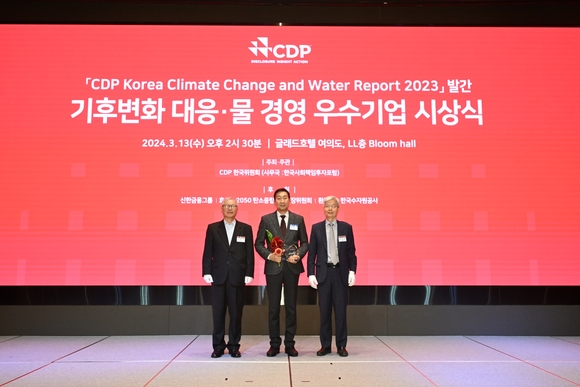 ▲조영호 SK브로드밴드 ESG추진 담당(가운데)이 ‘2023 CDP 코리아 어워드’에서 ‘탄소경영 섹터 아너스’를 수상한 후 CD 관계자들과 함께 기념촬영을 하고 있다. / 사진=SK브로드밴드 SK브로드밴드, 글로벌 지속가능경영 평가 통신부문 우수기업 선정
