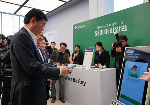 ▲와이어바알리를 통한 모바일 신분증 인증 및 해외송금을 시연하고 있다. / 사진=와이어바알리 핀테크 기업 와이어바알리, 국내 해외송금 업계 최초 ‘모바일 신분증’ 도입