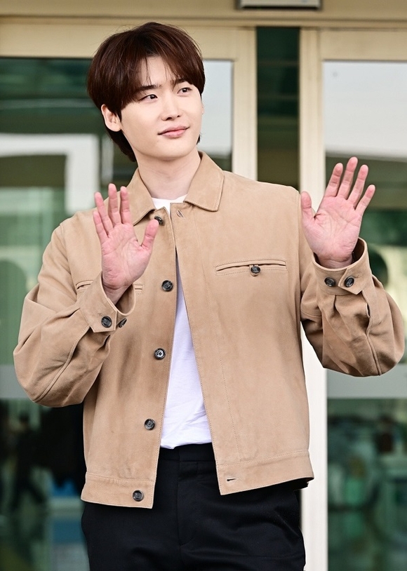 이종석, 보스(BOSS) 출국 패션으로 훈훈한 남친룩 선보여