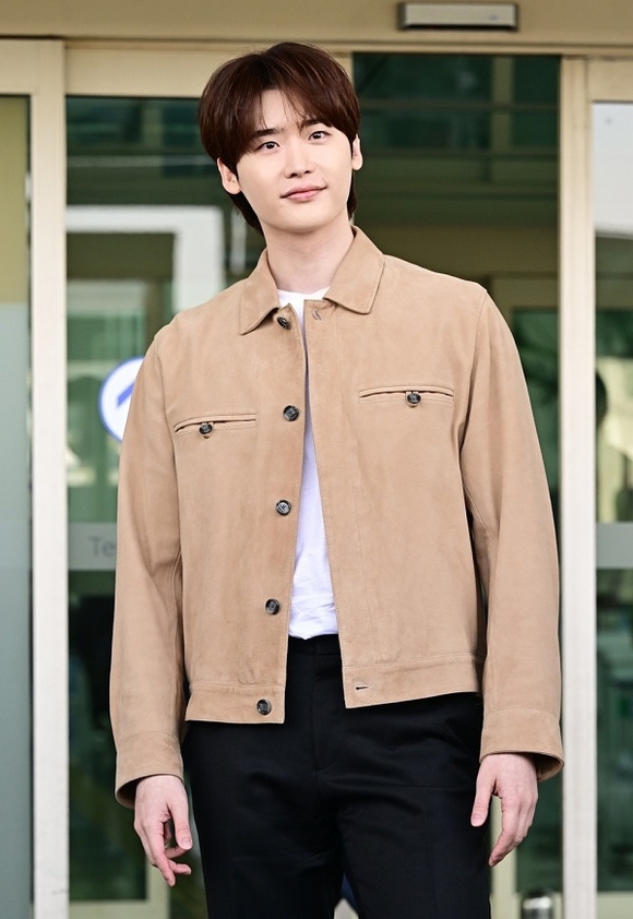 이종석, 보스(BOSS) 출국 패션으로 훈훈한 남친룩 선보여