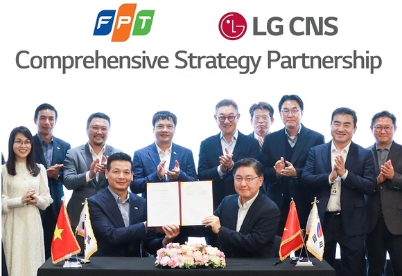 ▲현신균 LG CNS 대표(왼쪽 다섯 번째)와 응우옌 반 코아 FPT그룹 CEO(네 번째) 등 양사 관계자들이 참석한 가운데 비즈니스 협력을 위한 협약을 체결하고 있다. / 사진=LG CNS LG CNS, FPT그룹과 손잡고 베트남 DX사업 추진