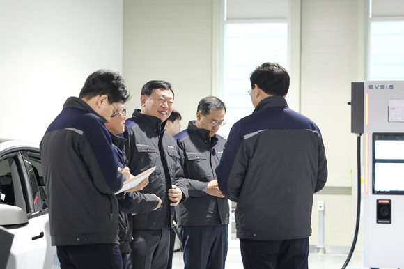 ▲신동빈 롯데 회장(왼쪽 세 번째)이 지난 25일 충북 청주 이브이시스(EVSIS) 스마트팩토리 청주 신공장을 방문해 전기차 충전기 사업 현황을 점검하고 있다. / 사진=롯데 신동빈 롯데 회장, 이브이시스 청주 신공장 방문