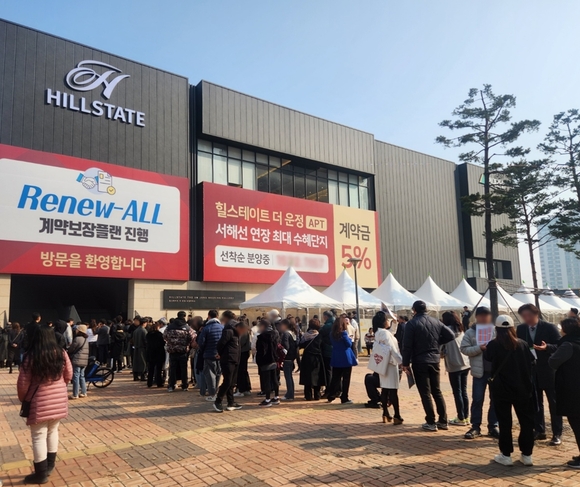 ▲힐스테이트 더 운정 견본주택 / 사진=현대건설 현대건설, 랜드마크 ‘힐스테이트 더 운정’ 선착순 분양 중