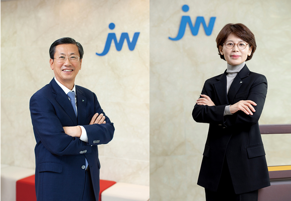 ▲차성남 JW홀딩스 신임 대표이사(왼쪽)와 함은경 JW생명과학 신임 대표 / 사진=JW그룹 JW그룹, JW홀딩스·JW생명과학 대표이사 변경
