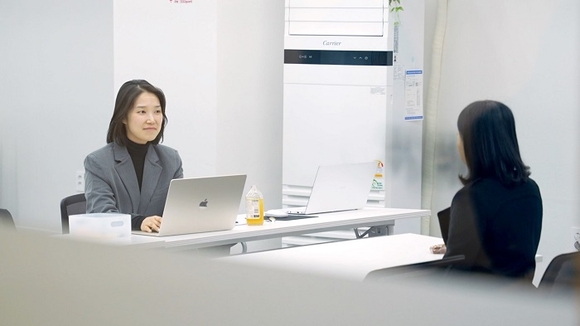 ▲기업 담당자와 인턴십 참여 희망자 간 일대일 면접이 진행된 매칭데이 현장 / 사진=한국사회투자 한국사회투자-상상우리, AVPN 여성 디지털 커리어 강화 프로그램 ‘매칭데이’ 성료