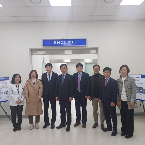 ▲박선순 다원시스 회장(왼쪽 세번째)과 전윤종 한국산업기술기획평가원 원장(네번째)이 기념사진을 촬영하고 있다. 한국산업기술기획평가원 원장, 다원메닥스 BNCT 센터 방문