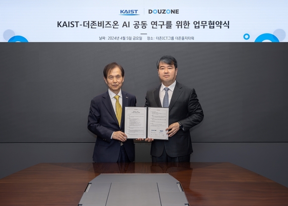 ▲김용우 더존비즈온 회장(오른쪽)과 이광형 KAIST 총장이 업무협약식에서 기념촬영을 하고 있다. / 사진=더존비즈온 더존비즈온, KAIST와 함께 ‘AI 공동 연구’ 나선다