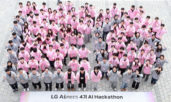 ▲LG가 6일부터 1박 2일간 경기도 이천 LG인화원에서 진행한 LG 에이머스(Aimers) 해커톤 참가자들이 기념촬영을 하고 있다. / 사진=LG LG, ‘AI 전문가’ 꿈꾸는 청년에게 실전경험 제공