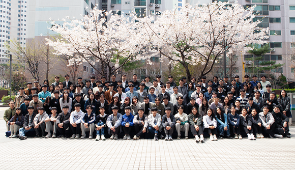 ▲조현정 이사장과 장학생 등 조현정재단 장학증서 수여식 및 연례모임 참석자들이 지난 6일 비트컴퓨터 사옥 앞에서 기념촬영을 하고 있다. / 사진=조현정재단 1호 벤처기업인 장학재단 ‘조현정재단’, 25년간 장학생 388명 지원