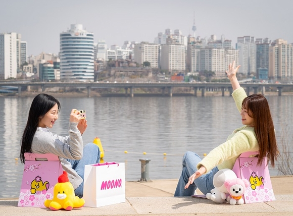▲지난달 30일부터 오는 14일까지 여의도 아라호 일대에서 진행 중인 인기 캐릭터 ‘무너’의 팝업 전시 ‘무너의 봄 피크닉’에 오픈 12일 동안 25만 명이 방문하며 성황을 이루고 있다. 무너, 여의도 ‘무너의 봄 피크닉’ 팝업 전시에 25만 명 몰렸다