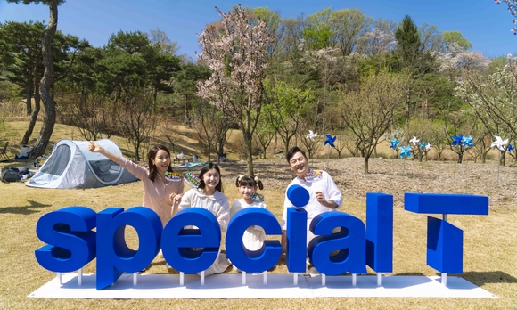 ▲SK텔레콤 홍보 모델이 에버랜드 포레스트 캠프에서 숲캉스 이벤트를 체험하는 모습 / 사진=SK텔레콤 SK텔레콤, 장기 우수 고객 위한 ‘숲캉스’ 이벤트