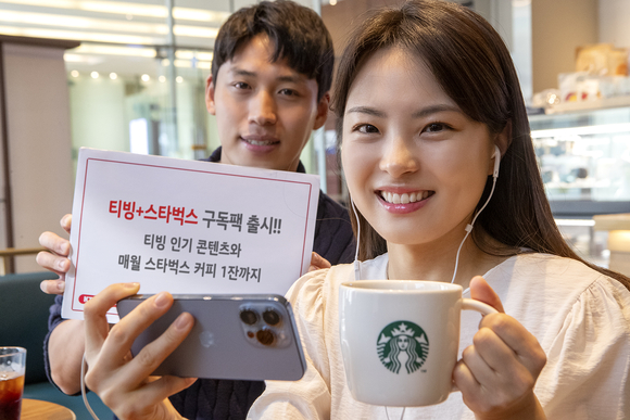 ▲KT 모델들이 ‘티빙+스타벅스’ OTT 구독팩을 소개하고 있는 모습 / 사진=KT KT, ‘티빙+스타벅스’ OTT 구독팩 3종…15일 출시