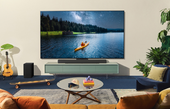 ▲2024년형 LG 올레드 TV / 사진=LG전자 탄소·플라스틱 모두 줄인 LG 올레드 TV…축구장 1만개 크기 숲 가꾼 효과