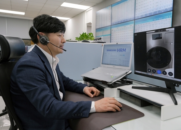 ▲삼성전자서비스 컨택센터 상담사가 'HRM 원격 상담'을 진행하는 모습 / 사진=삼성전자서비스 삼성전자서비스, ‘AI 가전’ 시대 맞아 ‘원격 상담 서비스’ 본격화