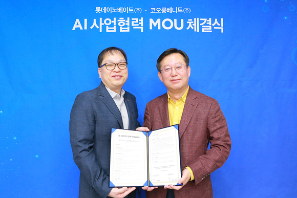 ▲박종남 롯데이노베이트 SM사업본부장(왼쪽)과 이종찬 코오롱베니트 ITD본부장이 AI 사업 활성화를 위한 업무협력 후 기념촬영을 하고 있다. / 사진=롯데이노베이트 롯데이노베이트, 코오롱베니트와 AI 사업협력 MOU 체결