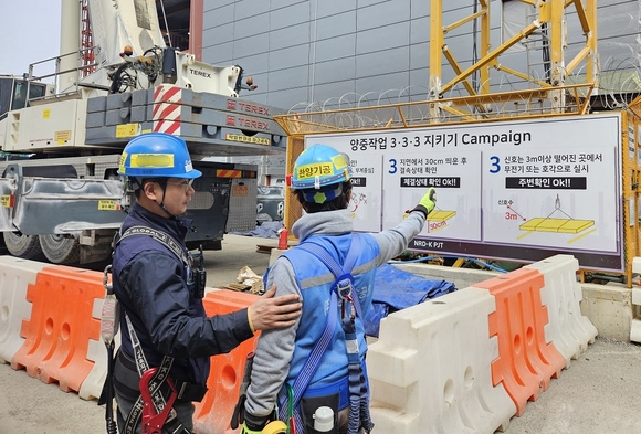 ▲경기도에 위치한 한 건축현장에서 근로자가 양중관련 작업중지를 신청 후 개선사항에 대해 설명을 듣고 있다. / 사진=삼성물산 건설부문 삼성물산 건설부문, 작업중지권 보장 3년 만에 30만 건 넘어