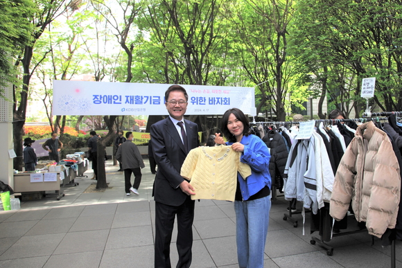 ▲강석훈 산업은행 회장(왼쪽)과 엄종숙 삼성농아원 원장이 17일 진행된 장애인 재활기금 마련을 위한 바자회에서 기념사진을 촬영하고 있다. / 사진=산업은행 산업은행, 장애인 재활기금 마련 위한 바자회 개최